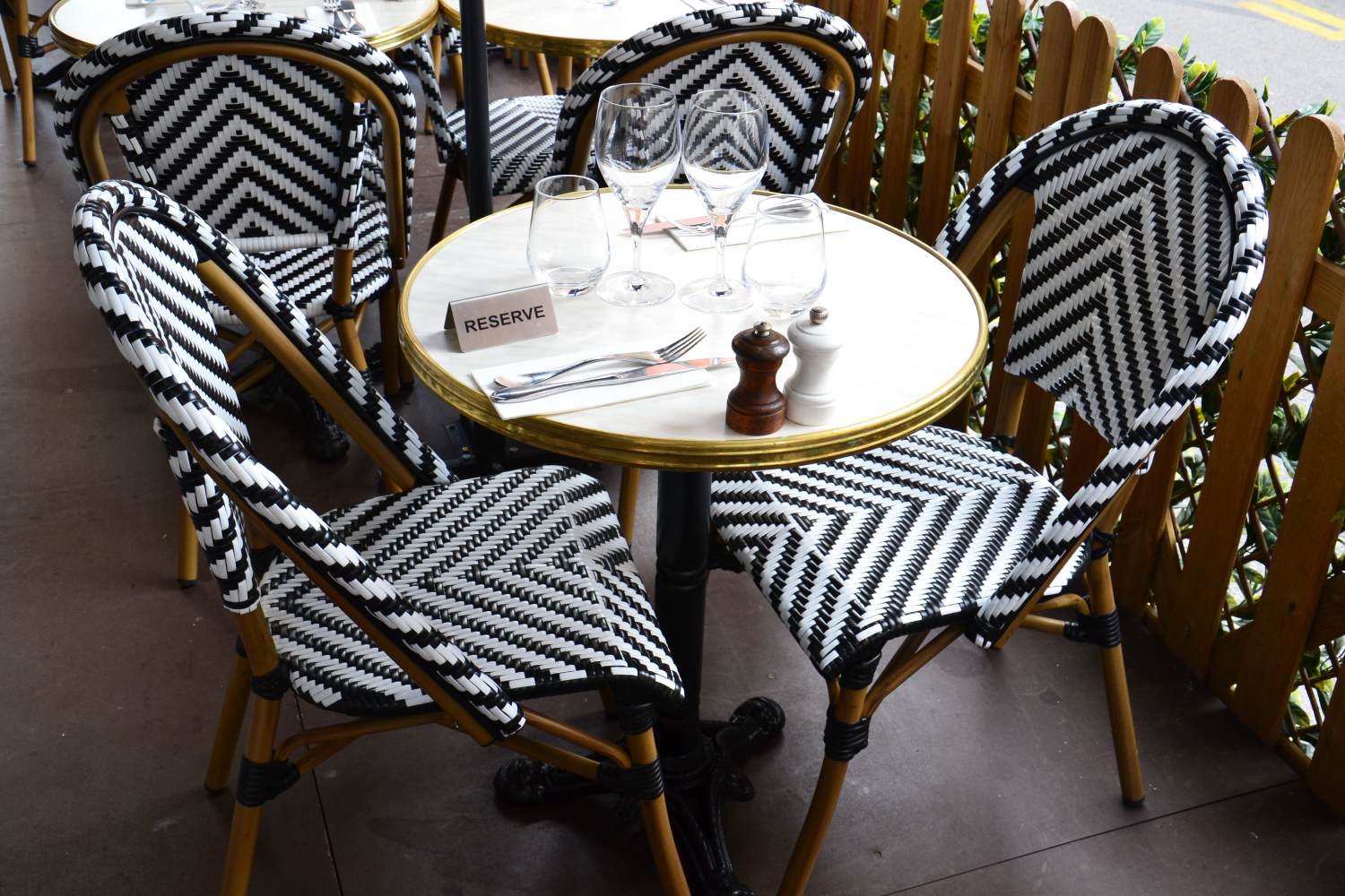 Fabrication de mobilier au Maroc : Bien Choisir pour un Accueil Confortable et Élégant
